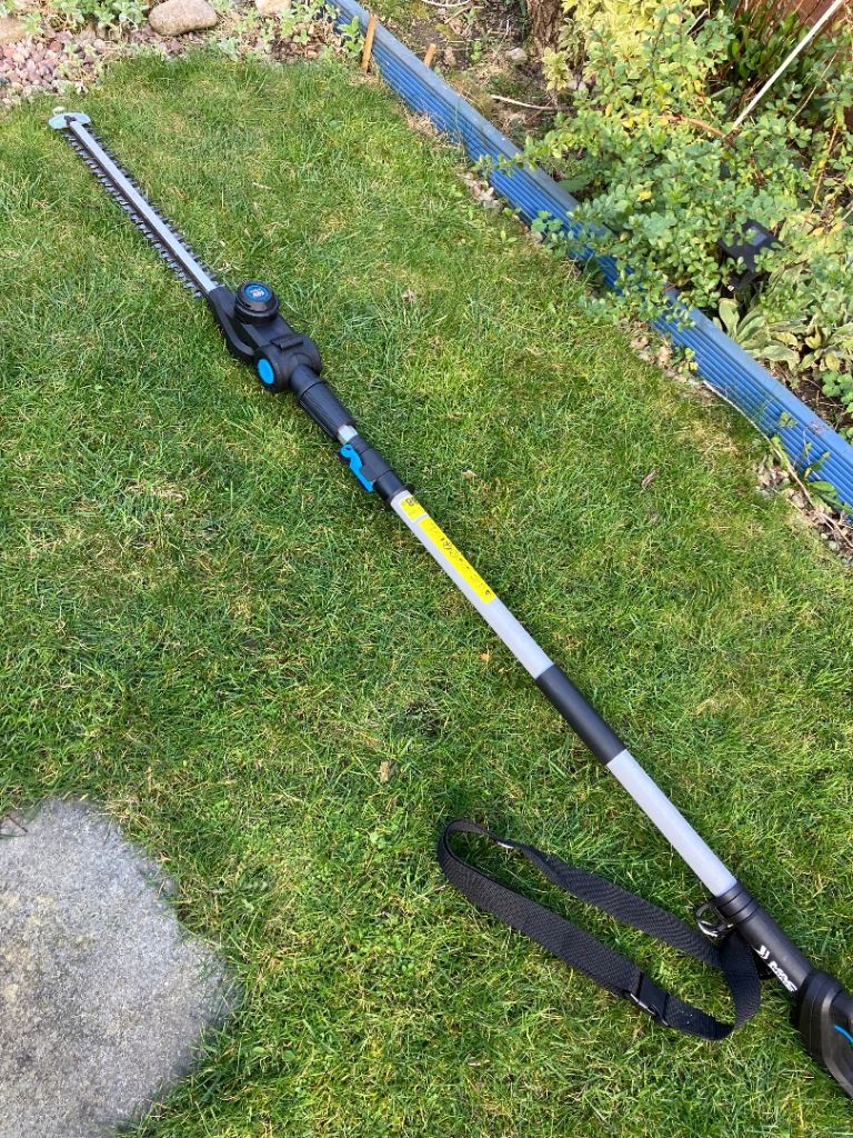 Long reach extending hedge trimmer 