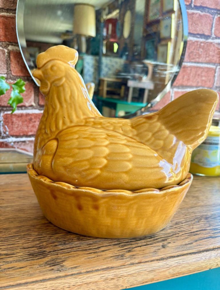 A Vintage Ceramic Chicken/Hen Egg holder, Storage by Sadler Pottery.