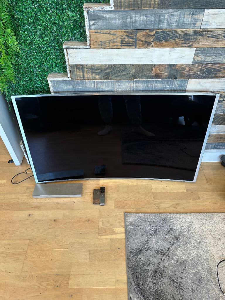 Samsung 55” smart curved SUHD 4k nano crystal  tv with wall bracket and 2 remote controls 