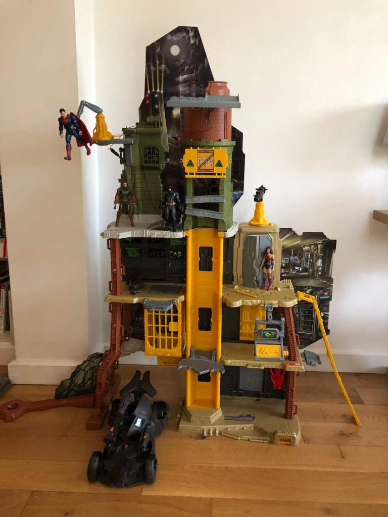 Justice League Batman tower, car and figures