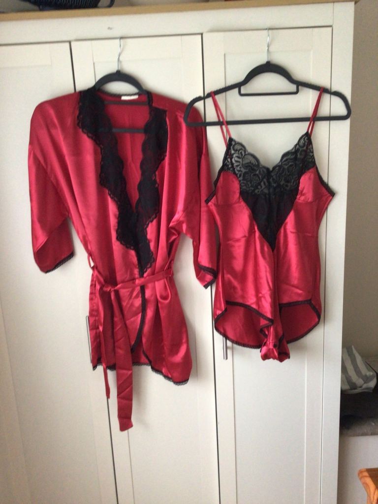 Set scarlet short dressing gown and body suit size 12