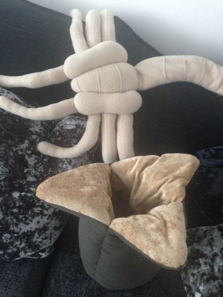 ALIENS LARGE PLUSH FACE HUGGER AND EGG 