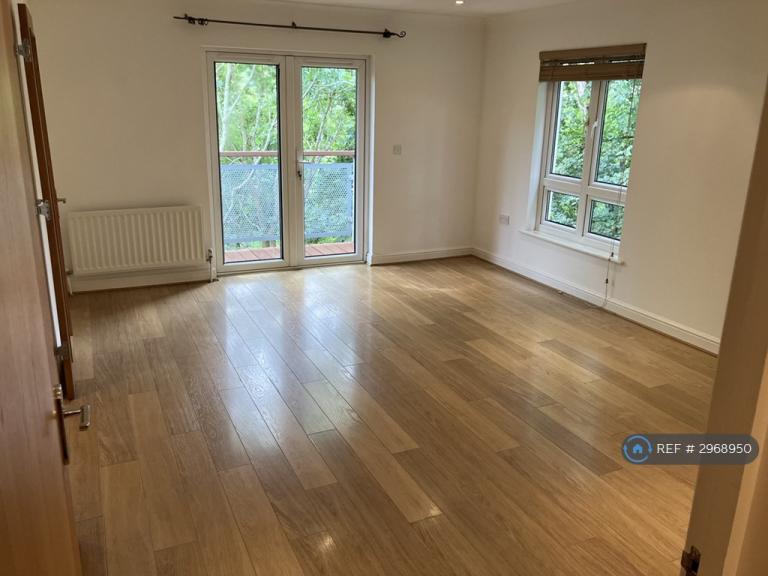 2 bedroom flat in Metropolitan Place, Watford, WD18 (2 bed) (#2968950)
