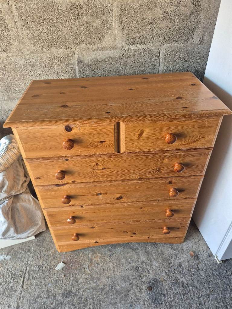 Pine chest of drawers 