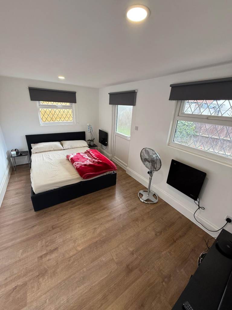 BRAND NEW SPACIOUS 1 BEDROOM FLAT TO RENT- £1700 PER MONTH BILLS INCLUDED in HAYES UB4 (WEST LONDON)