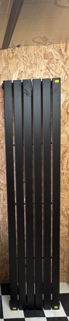Black Vertical Radiator – Good Condition