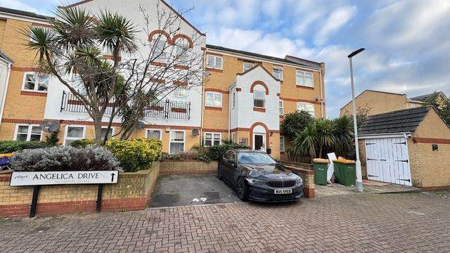 LARGE TWO BED GROUND FLOOR FLAT NEWLY REFURBSIHED THOUGH E6