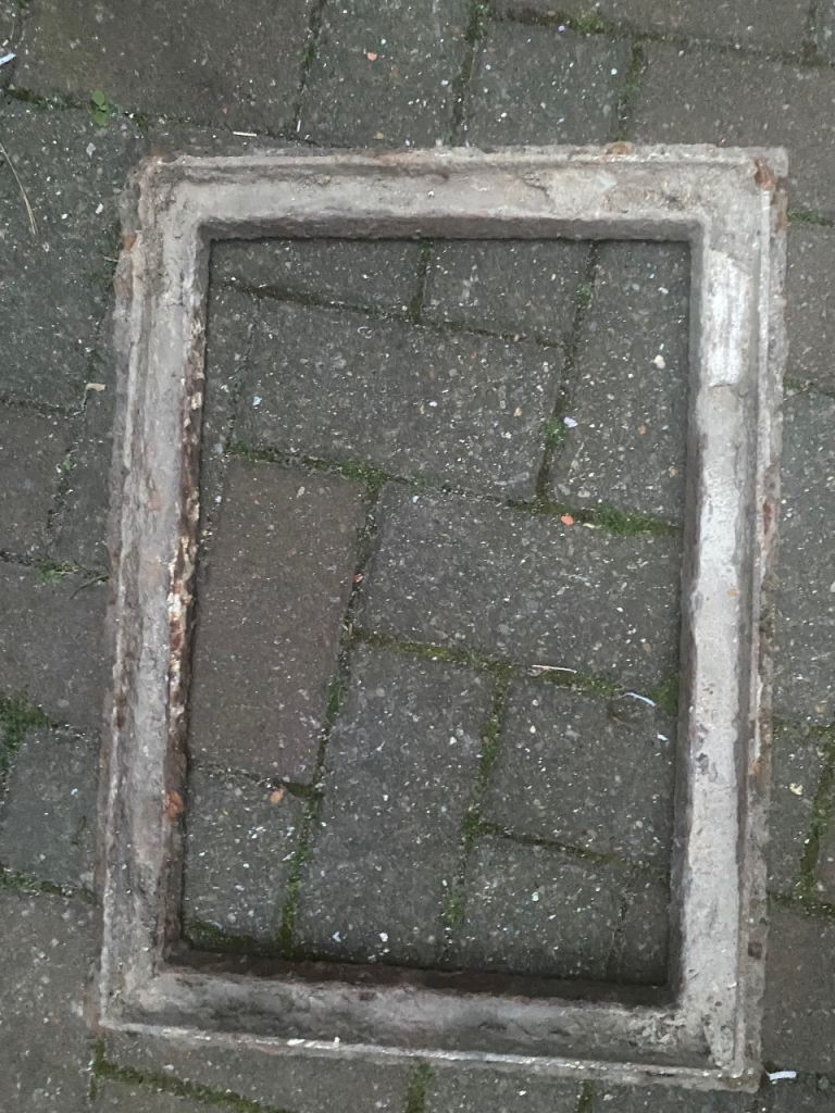 Cast iron grate plate manhole