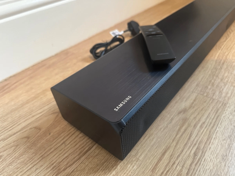 Samsung Soundbar with Remote – Black, Good Condition