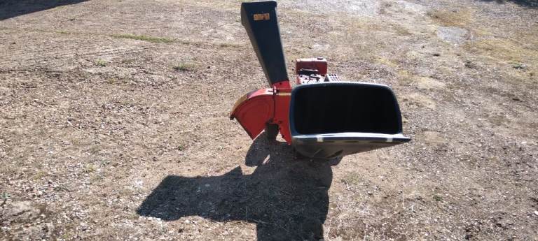 Petrol wood chipper 