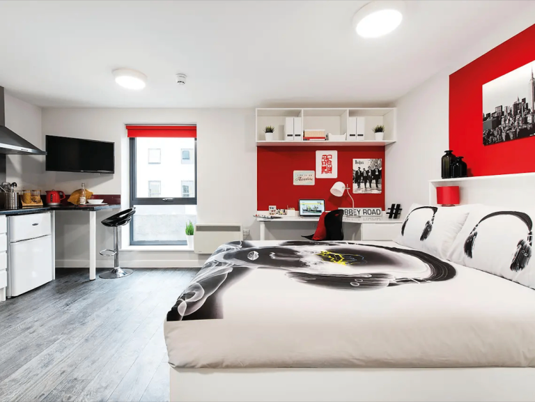 Premium Studio for Students - Ensuite, bills & parking included