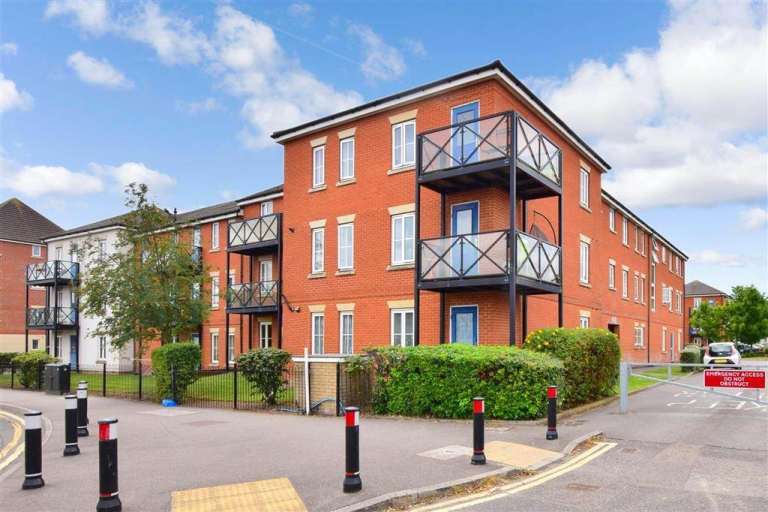 Spacious 2 bedroom flat in Chadwell heath on Nacton Court