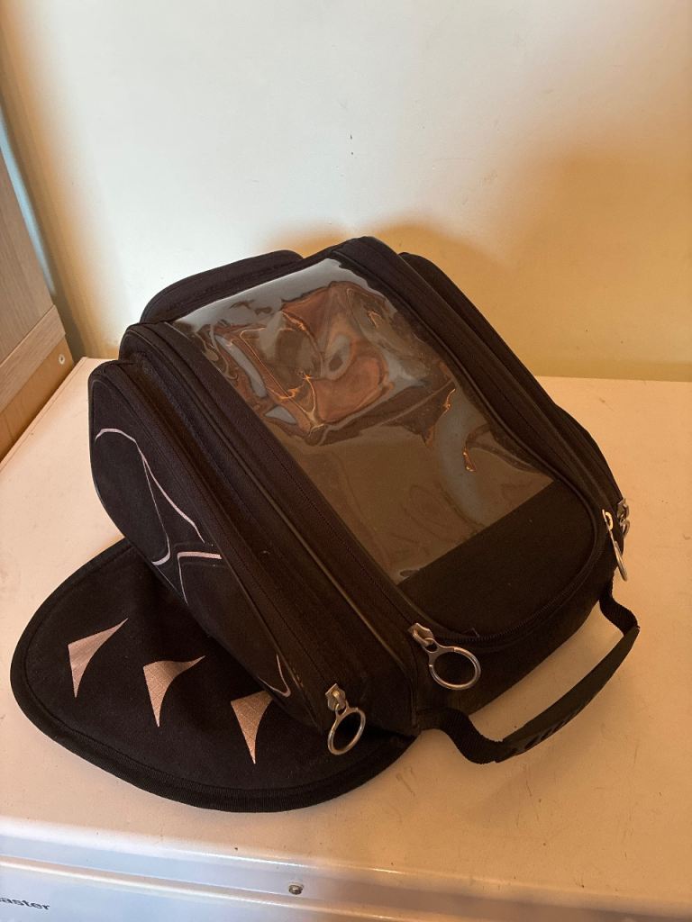 Motorcycle tank bag magnetic