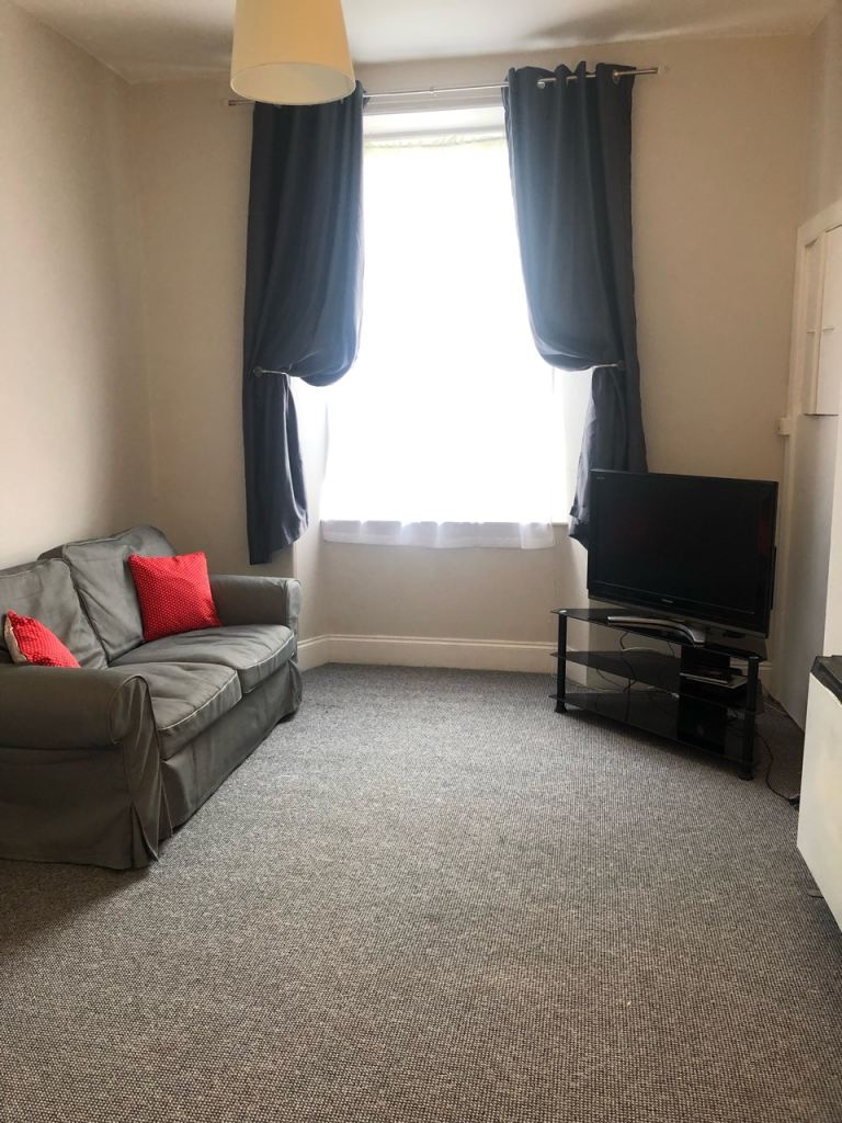 Ground floor flat with 1 bedroom and 1 box room.