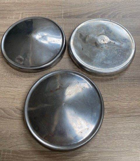 3 Original hub caps from a vintage Ifor Williams horse trailer