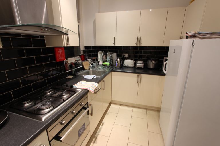 IDEAL FOR A SINGLE PERSON. room to let. AVAILABLE TODAY. 