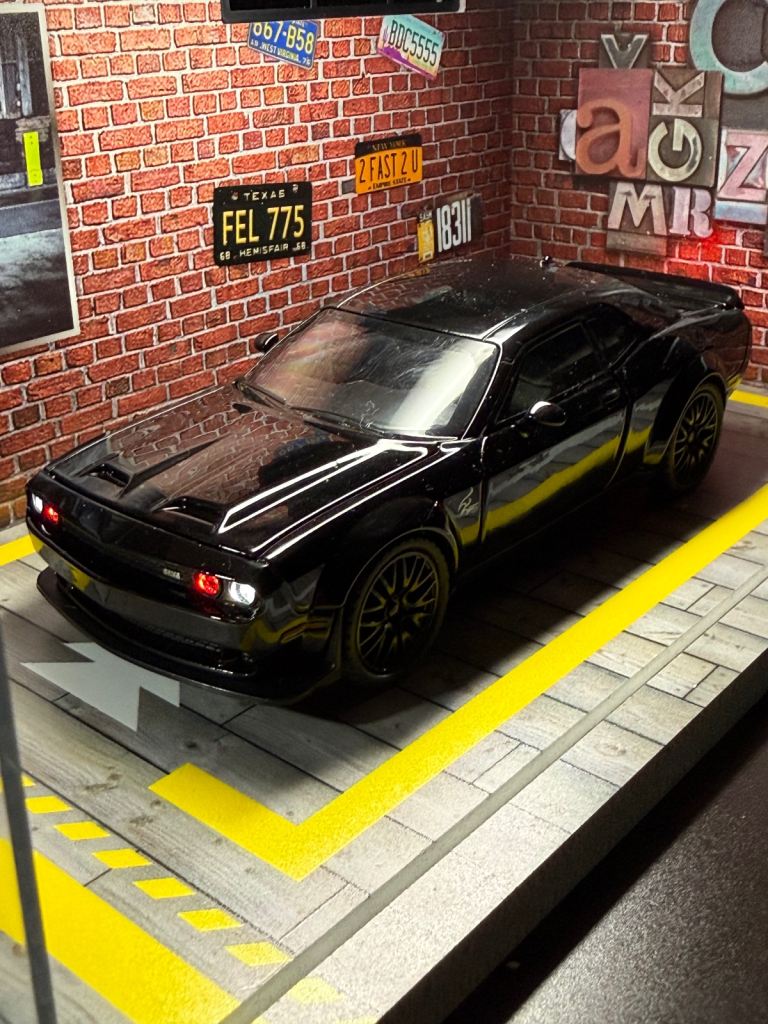 1/32 Diecast Diorama Dodge Challenger SRT Hellcat Licensed