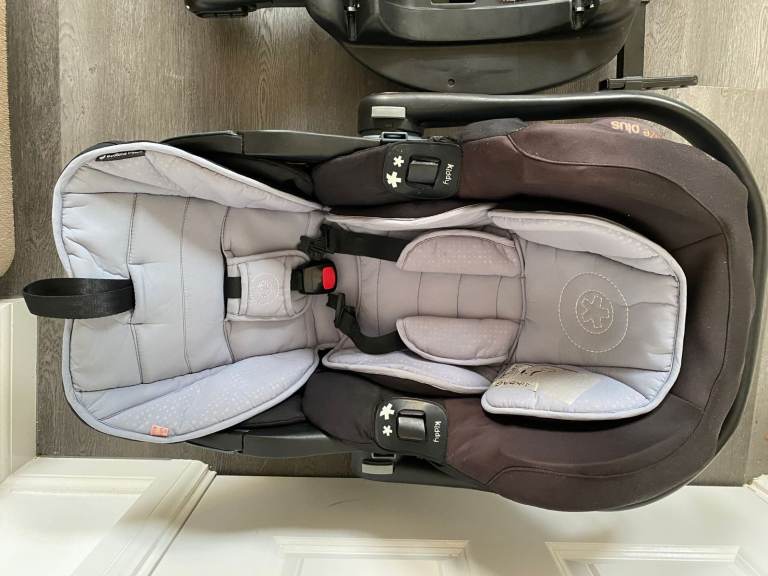 Kiddy infant car seat with newborn insert and isofix base 