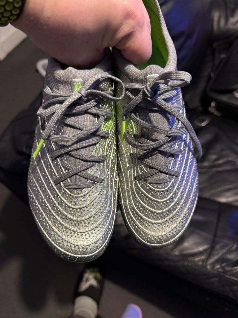 Kids football boots (moulded studs) Size 4