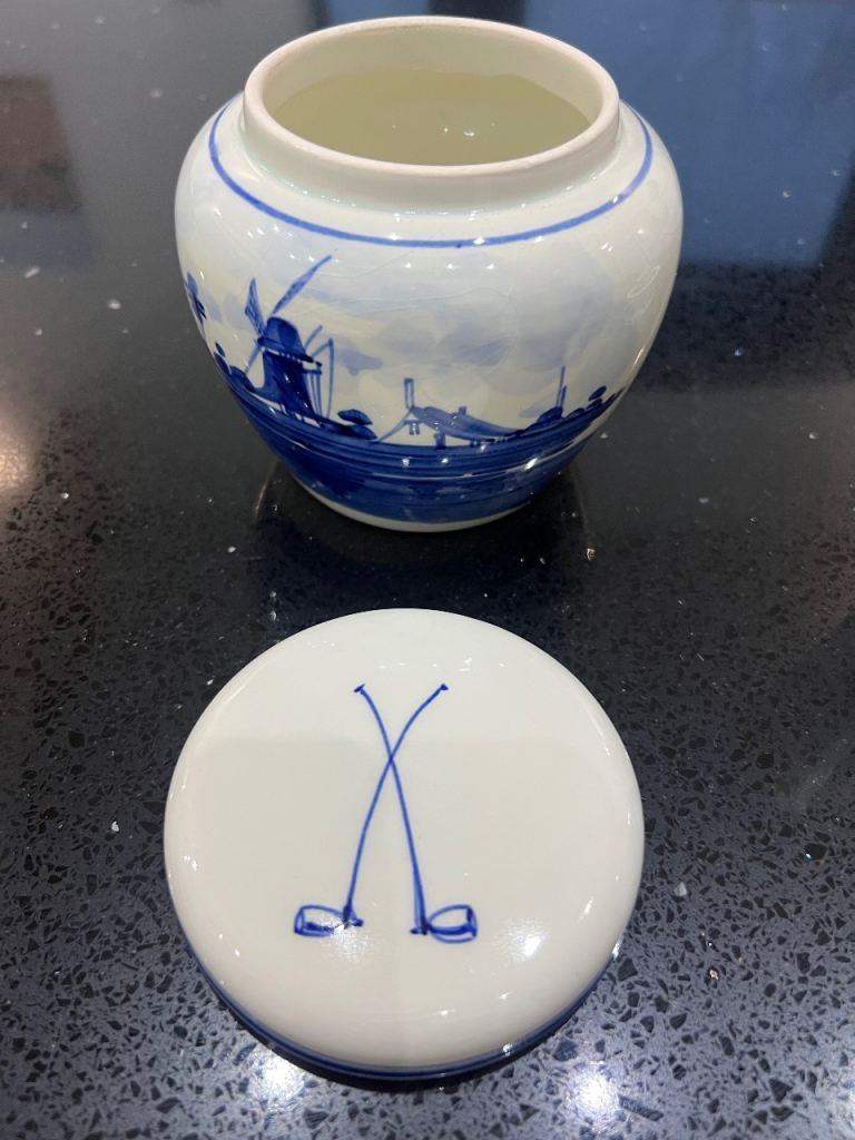 Delightful hand painted Delft blue small bowl with lid