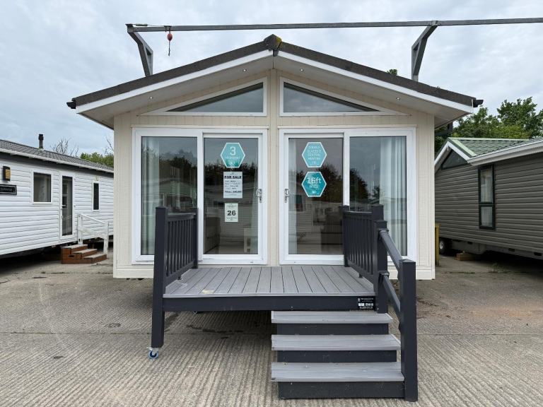 3 Bed 40x16ft Resi Spec Twin Lodge - Ensuite, New Carpet, Patio Doors - Offsite