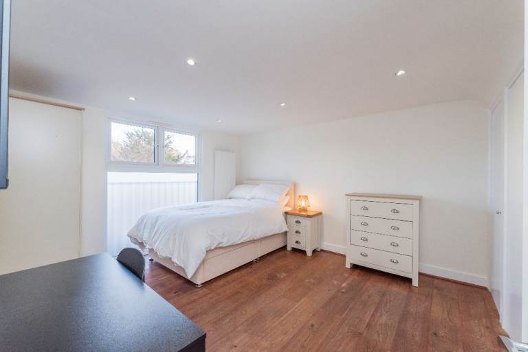 Private Ensuite Room + Cooking Facilities in Family Home-Wimbledon SW19