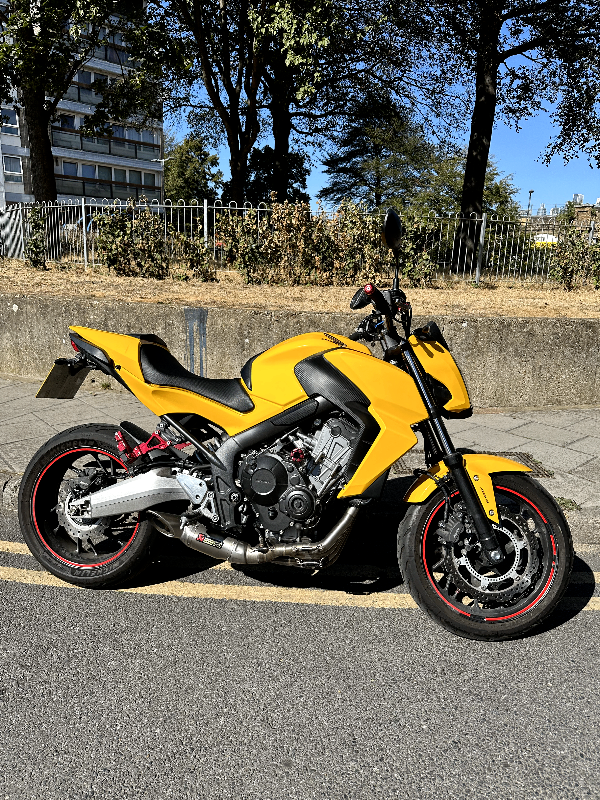 2015 HONDA CB650F - AKRAPOVIC EXHAUST - SUPER LOW MILEAGE