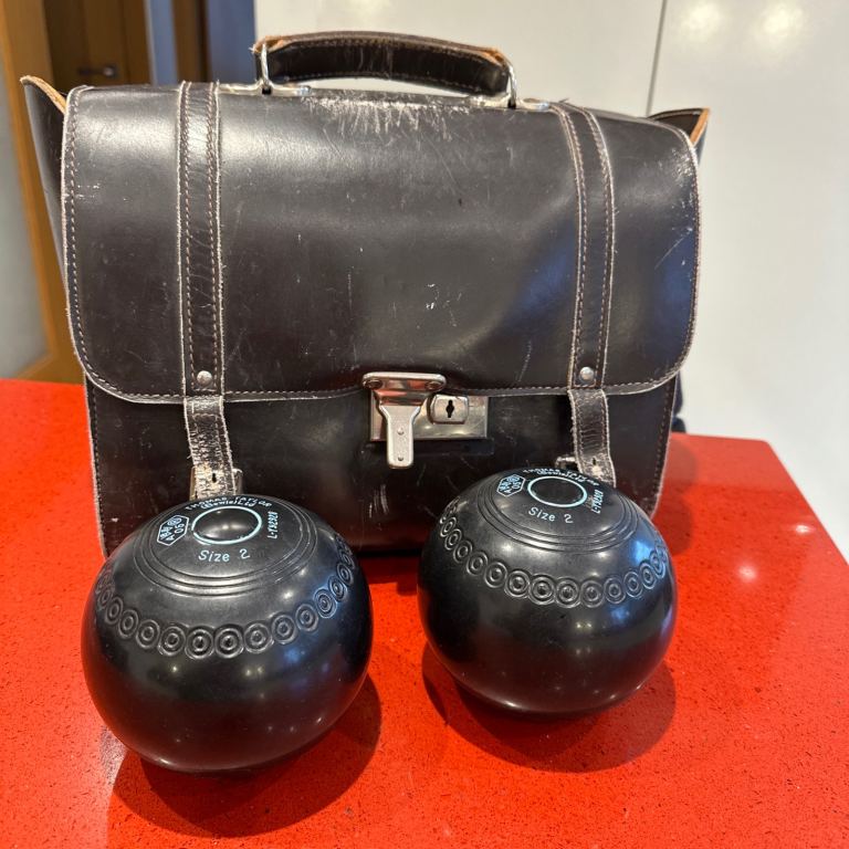 THOMAS TAYLOR LAWN BOWLS SET