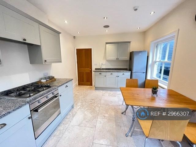 3 bedroom flat in Cheltenham Crescent, Harrogate, HG1 (3 bed) (#2966307)