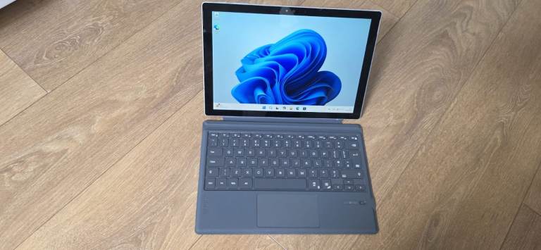 Microsoft Surface Pro 4 touchscreen 2in1 tablet laptop 16gb ram Intel core i7 6th gen 256gb SSD