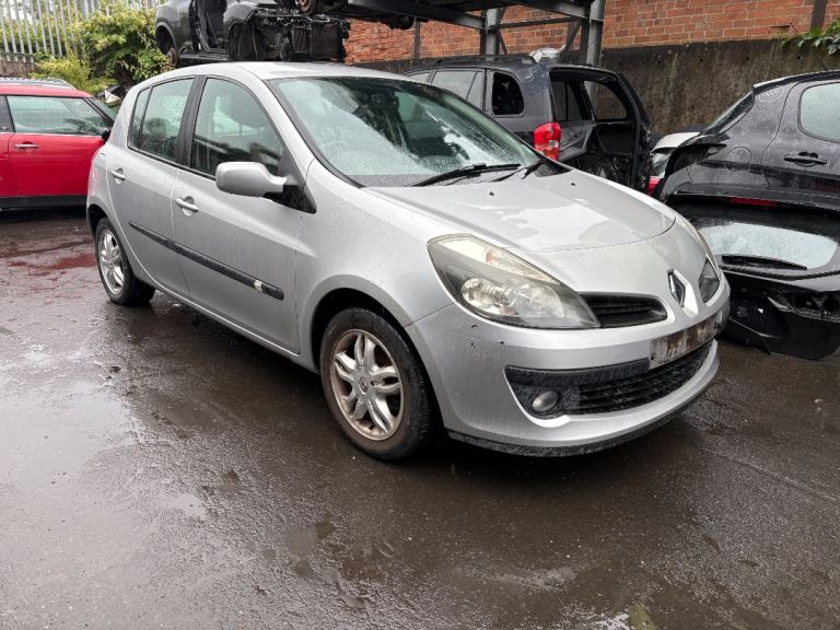 BREAKING 2007 Renault Clio All parts available 