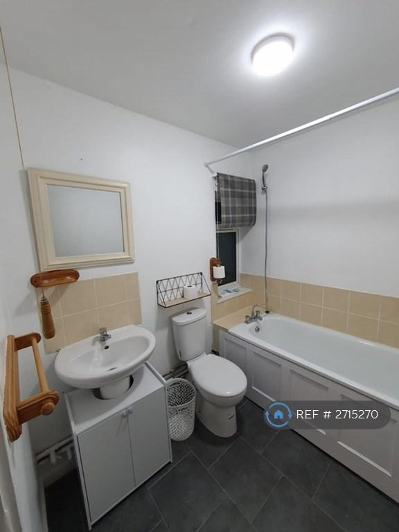 1 bedroom flat in Pentelow Gardens, Feltham, TW14 (1 bed) (#2715270)