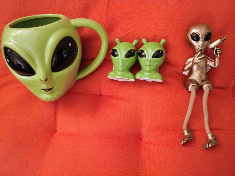 Alien Present Bundle