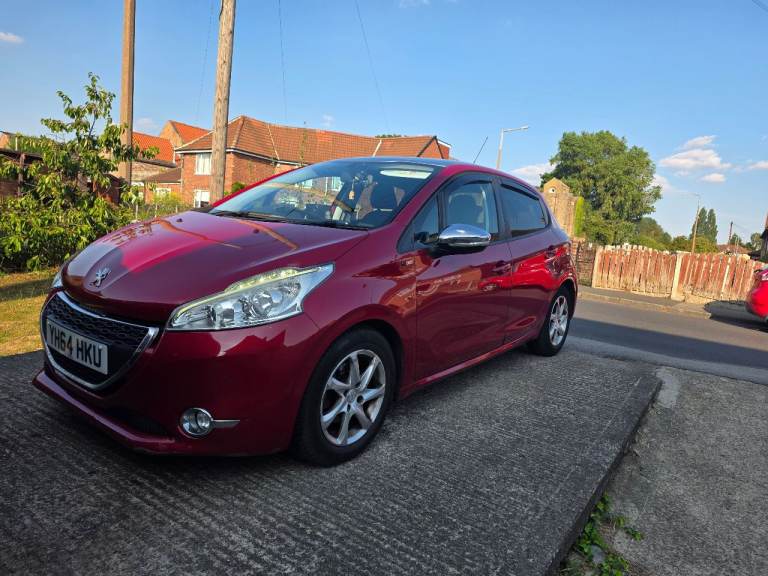 Peugeot 208 1.6 hdi diesel Panoramic roof £20 tax