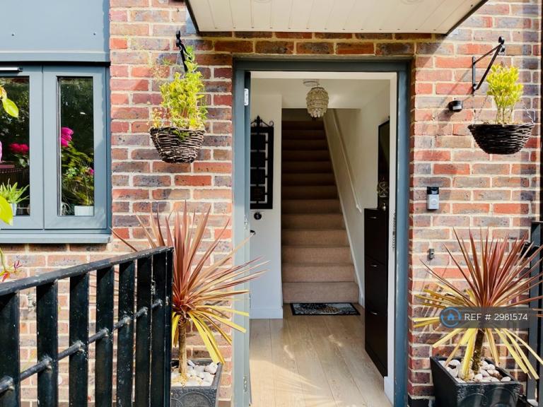 3 bedroom house in Pear Tree Lane, Rainham, RM13 (3 bed) (#2981574)