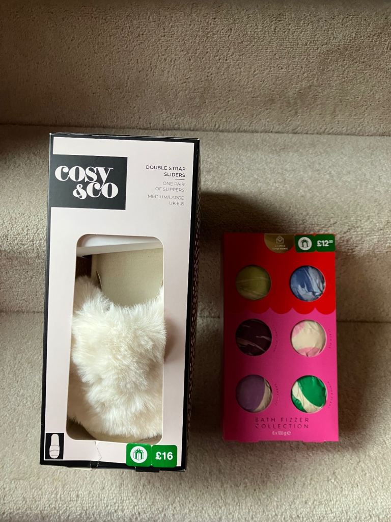 Totes Cosy & Co double strap sliders/faux fur slippers and6 Bath Fizzers. Collect Fulham