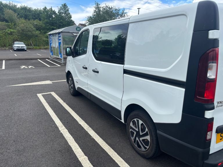 Traffic crewvan £4900
