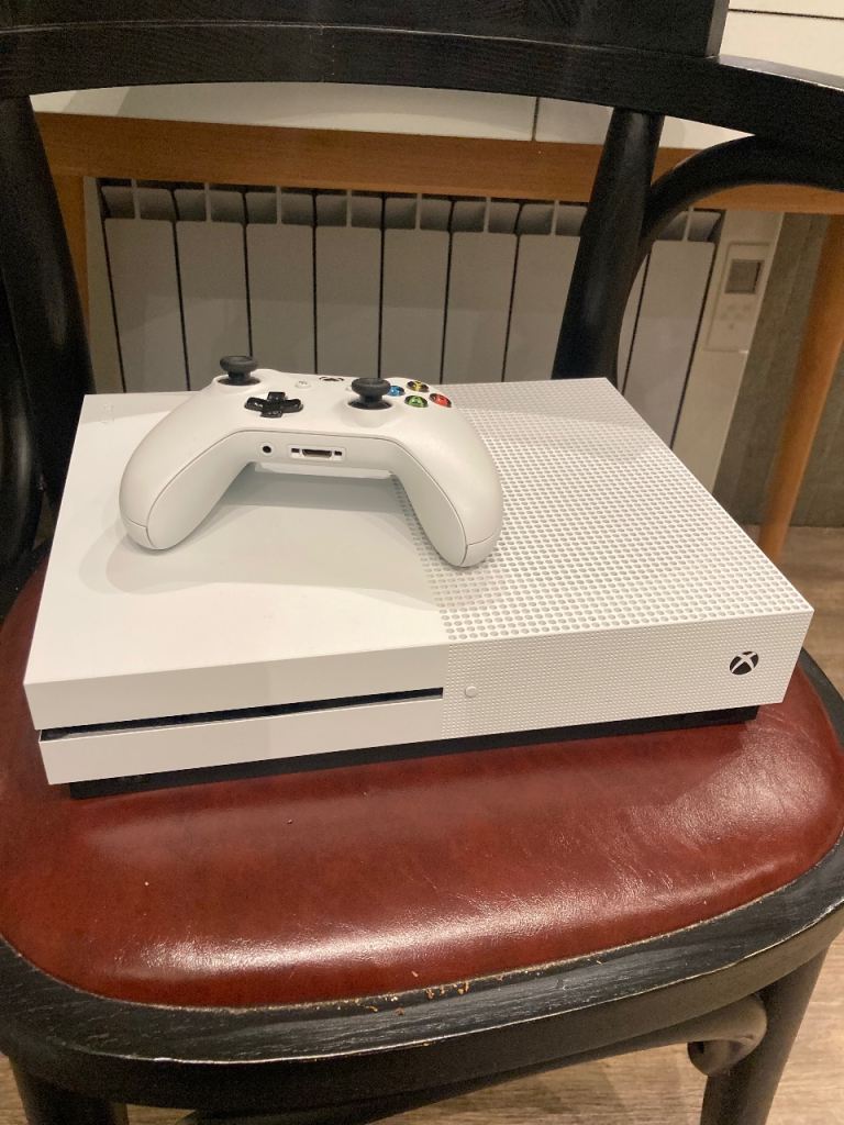 Xbox One S 1TB 1 Controller 
