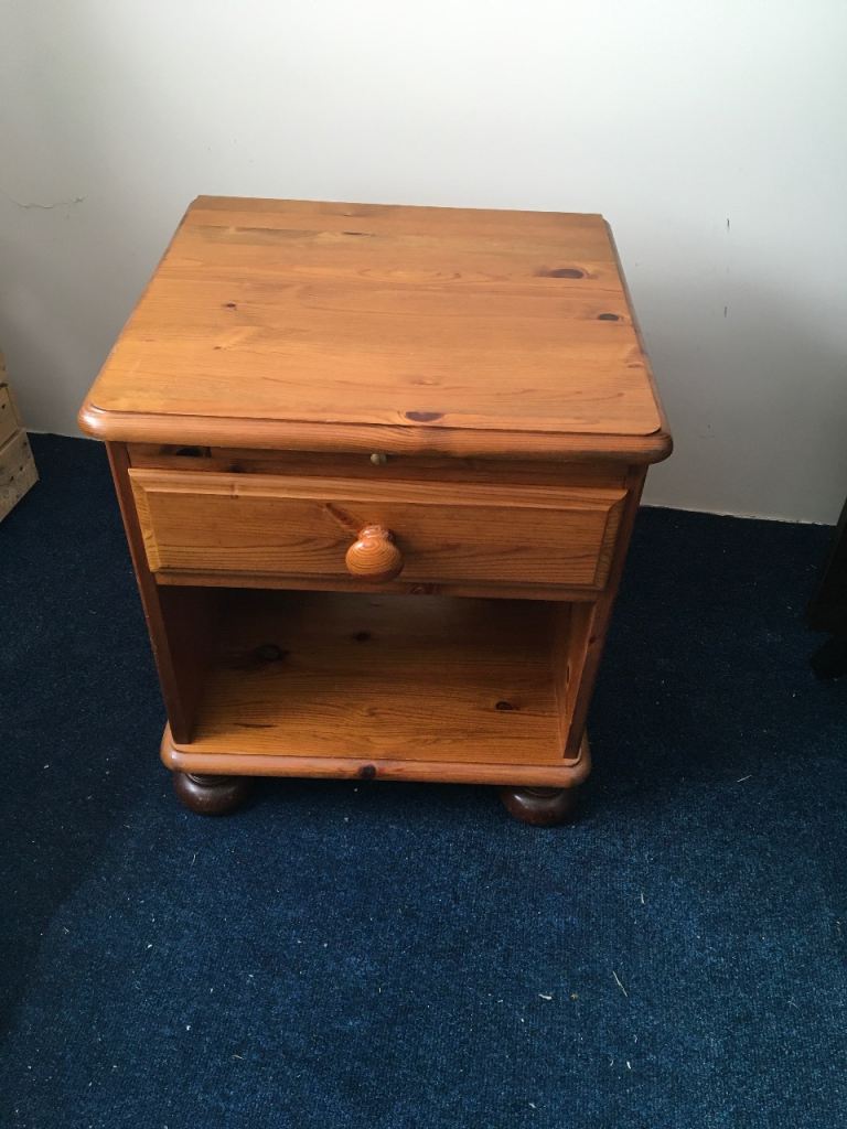 Bedside Cabinet - Victoria Ducal