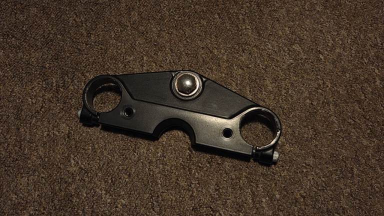 Suzuki GSXF 600 Katna 1993 triple clamp upper fork bridge