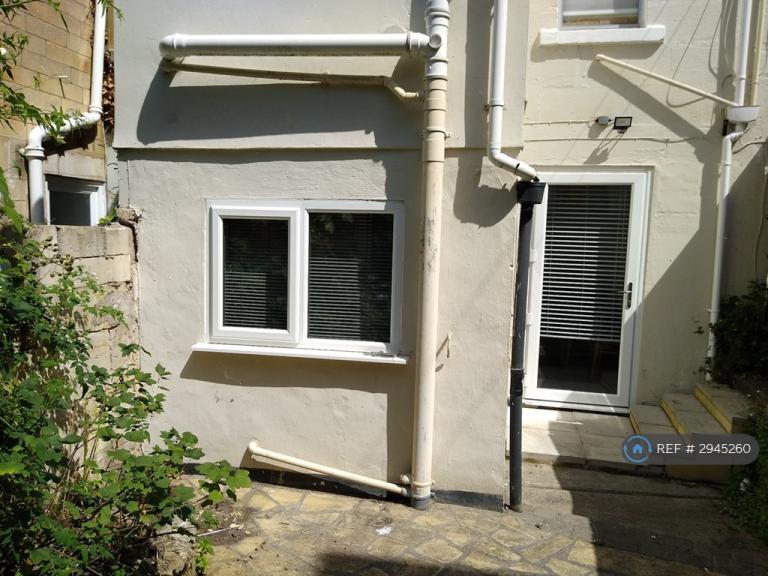 1 bedroom flat in St Georges Buildings, Bath, BA1 (1 bed) (#2945260)