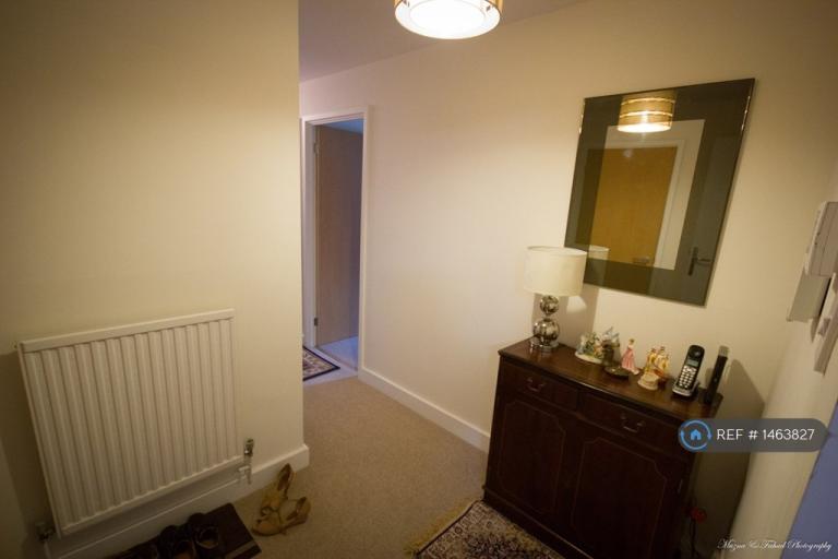 2 bedroom flat in Valley Road, Uxbridge, UB10 (2 bed) (#1463827)