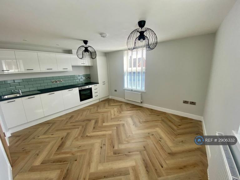 2 bedroom flat in Eaves Lane, Chorley, PR6 (2 bed) (#2906332)