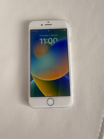 Apple iPhone 8 64GB - Silver, Good Condition | in Kilburn, London