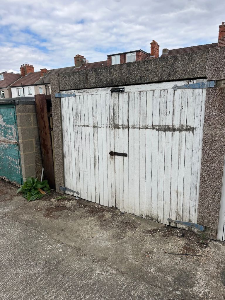 Secure lock up garage to rent 