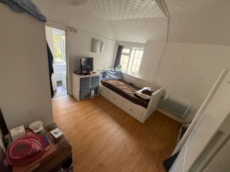 1 Bedroom Studio Flat 