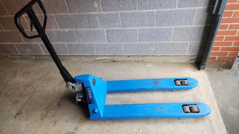 Pallet truck - great condition