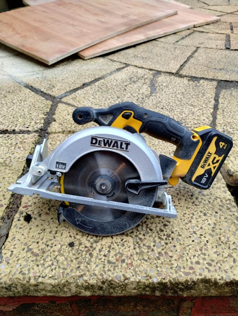 image for DeWalt Cordless Circular Saw 165mm with 18v 4.0Ah Battery