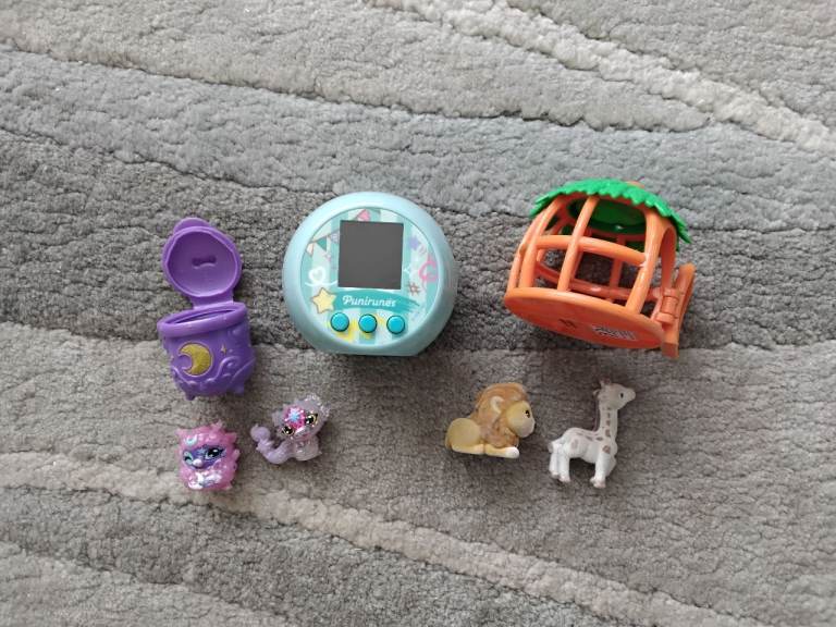 Punirunes Interactive Squishy Digital Pet Toy with Small Figures £3