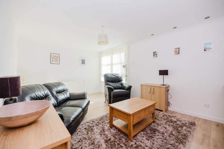 Attractive, 2 bedroom, ground floor flat with two bathrooms, in Lochend – available NOW